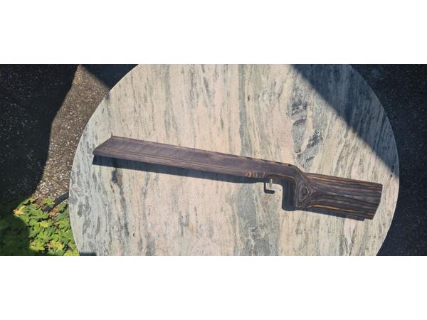 Vakkundig gemaakte custom laminaat benchrest kolf