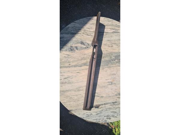 Vakkundig gemaakte custom laminaat benchrest kolf