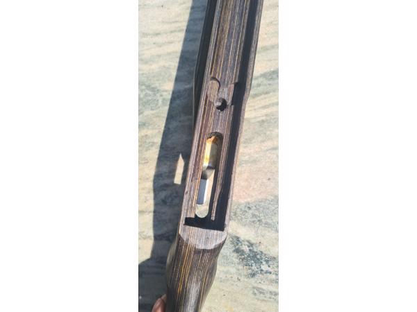 Vakkundig gemaakte custom laminaat benchrest kolf