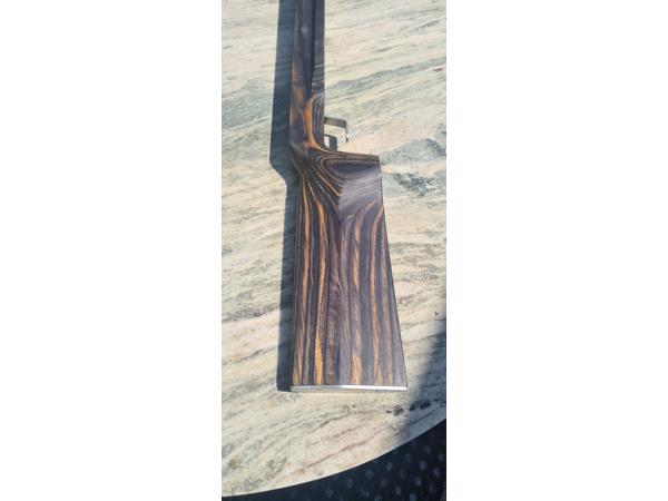 Vakkundig gemaakte custom laminaat benchrest kolf