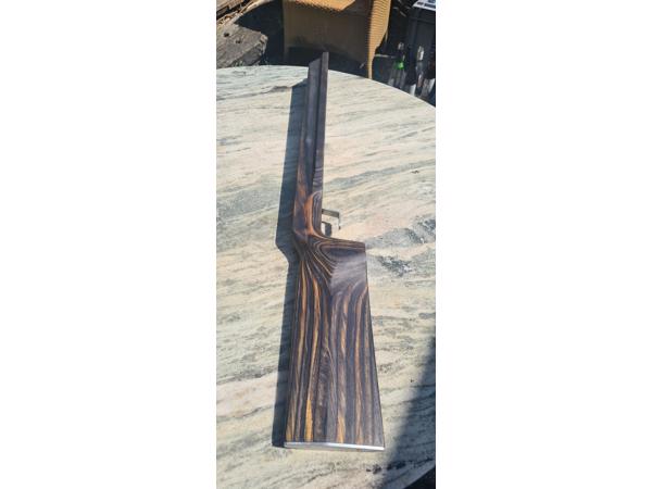 Vakkundig gemaakte custom laminaat benchrest kolf