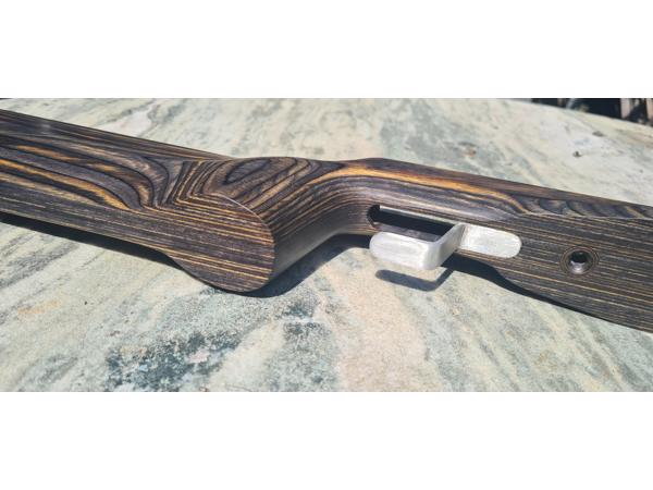 Vakkundig gemaakte custom laminaat benchrest kolf