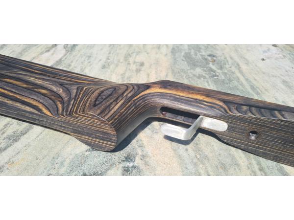 Vakkundig gemaakte custom laminaat benchrest kolf