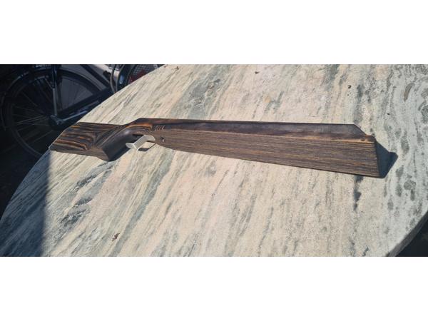 Vakkundig gemaakte custom laminaat benchrest kolf