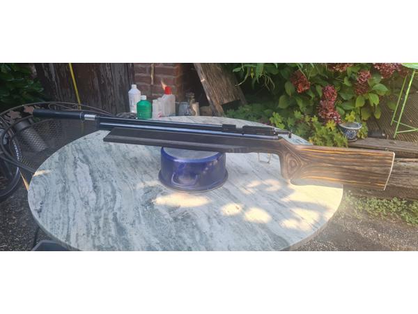 Vakkundig gemaakte custom laminaat benchrest kolf