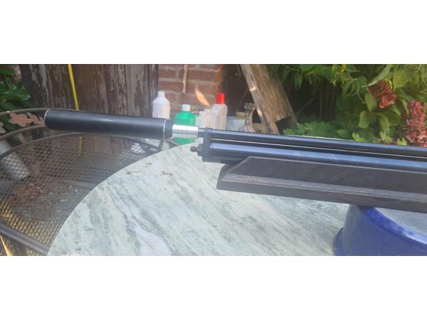 Vakkundig gemaakte custom laminaat benchrest kolf
