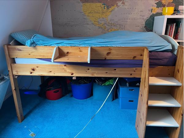 gratis eenspersoonsbed, halfhoogslaper, met trapje, extra (klein) bureautje en het matras (wel gebruikt).