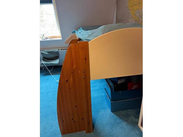 gratis eenspersoonsbed, halfhoogslaper, met trapje, extra (klein) bureautje en het matras (wel gebruikt).