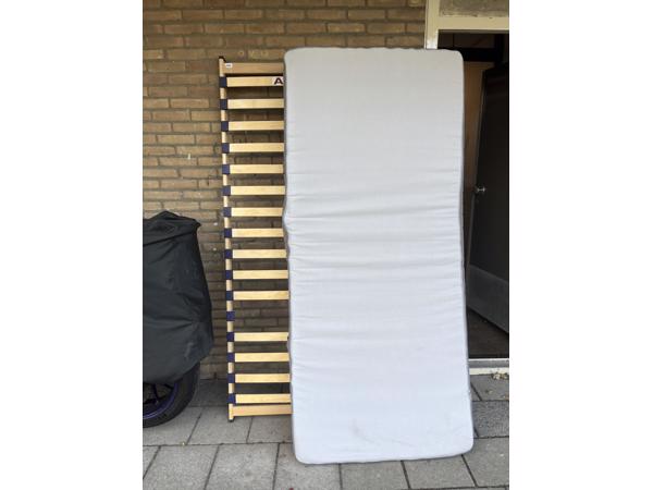 Eenpersoons bed + matras en lattenbodem