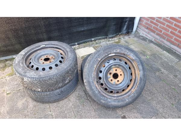 Autobanden met velg