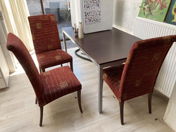 3 eetkamerstoelen, rode stof, hoge rug