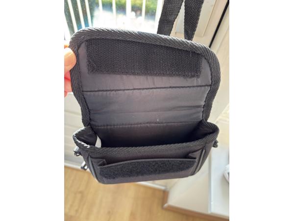 Style camera of mobiel tasje met draagriem en lus.