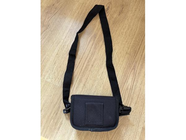 Style camera of mobiel tasje met draagriem en lus.