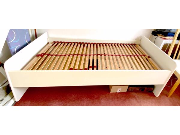 Eenpersoons bed 90x200. 67 cm hoogte