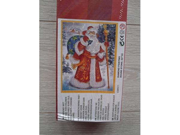 nr 76 Diamond painting kerstman met rugzak 50x40cm (rond)
