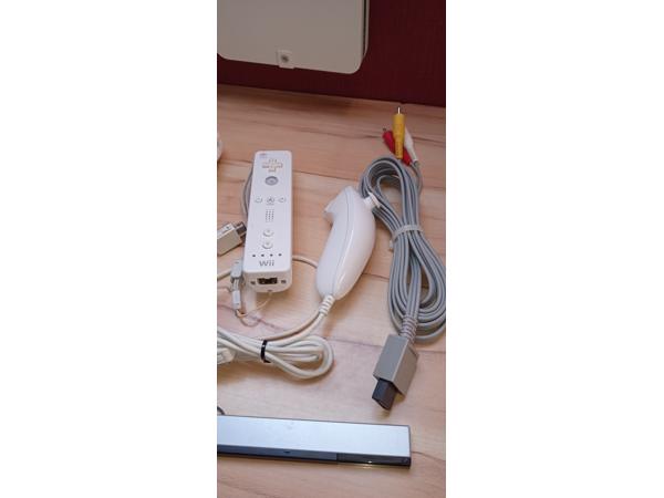 Nintendo Wii + 2 controllers + 2 nunchuks + 8 spelletjes