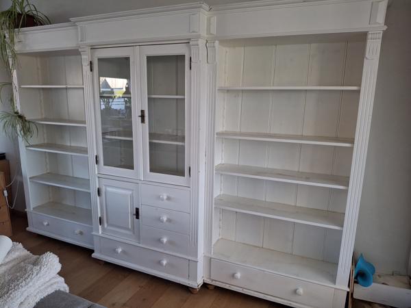3 delig witte boeken/ vitrine kast, 3m x2m