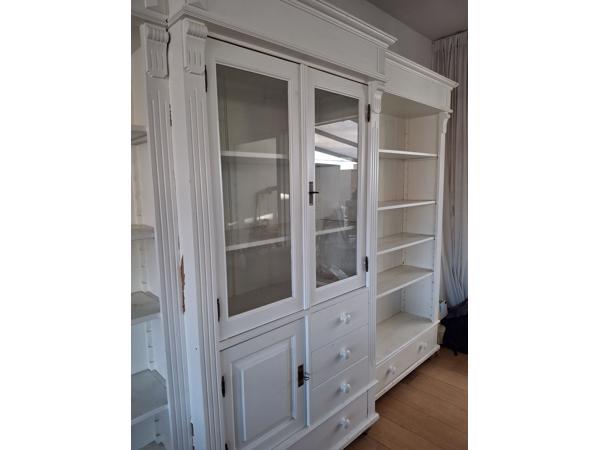 3 delig witte boeken/ vitrine kast, 3m x2m
