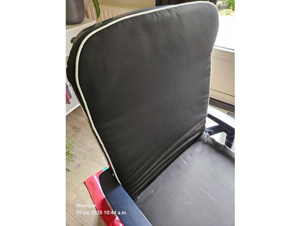 Ligbed blauw kunststof met zwart kussen