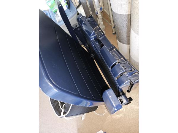 Ligbed blauw kunststof met zwart kussen