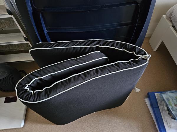 Ligbed blauw kunststof met zwart kussen