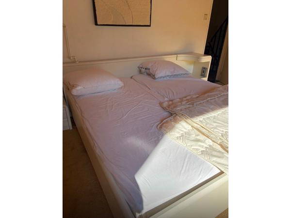 2PERSOONS BED(OMBOUW) MET VERSTELBARE LATTENBODEMS