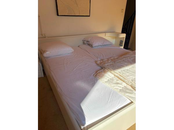 2PERSOONS BED(OMBOUW) MET VERSTELBARE LATTENBODEMS