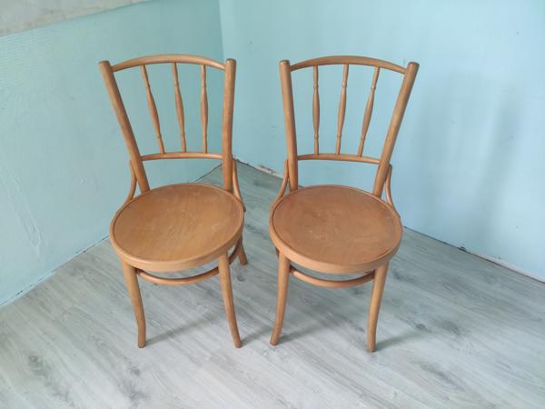 Twee houten stoelen