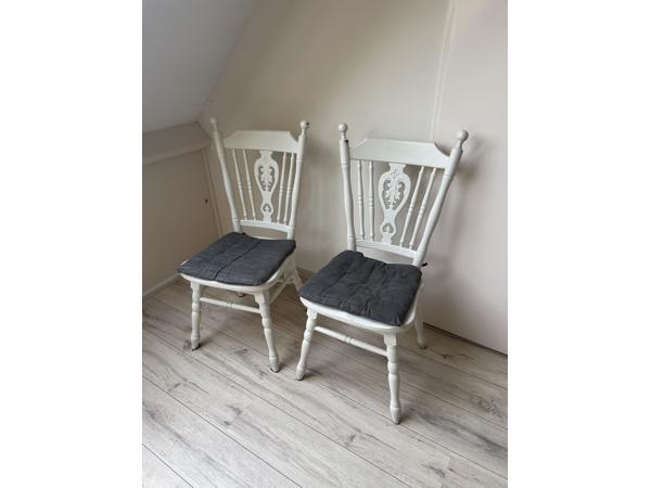 2 witte houten stoelen