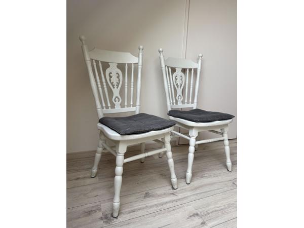 2 witte houten stoelen