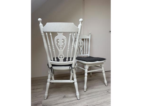 2 witte houten stoelen