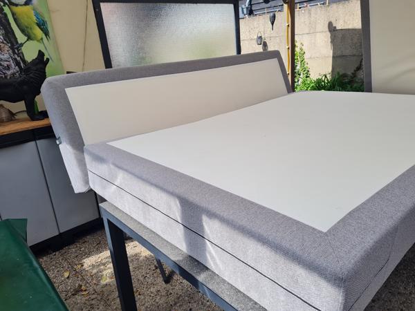 Box spring 220 * 160 gestoffeerd