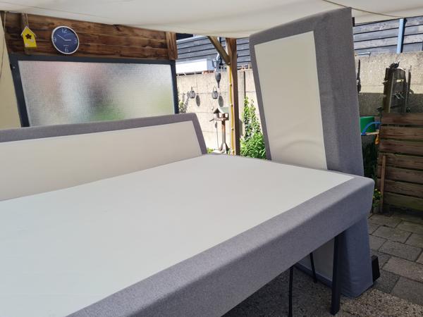 Box spring 220 * 160 gestoffeerd