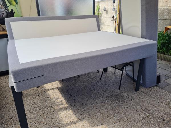Box spring 220 * 160 gestoffeerd