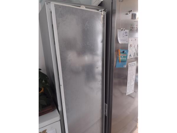 Grote grijze koelkast met vriesvak