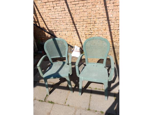 2 groene tuinstoelen