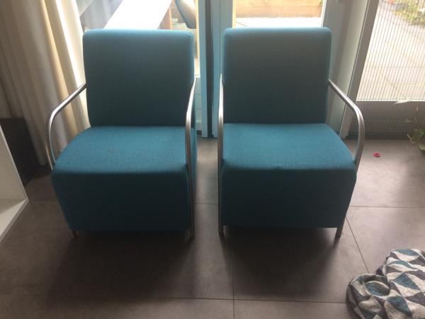 2 groene stoelen