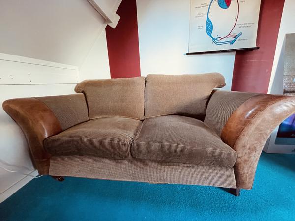 Leer/stof twee zitbank landelijke stijl