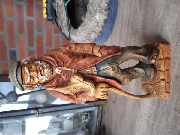 Statuur oude man met schoenen H