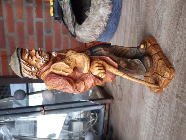 Statuur oude man met schoenen H