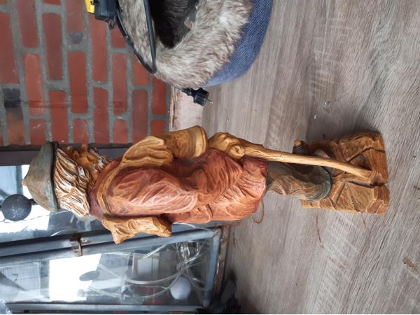 Statuur oude man met schoenen H