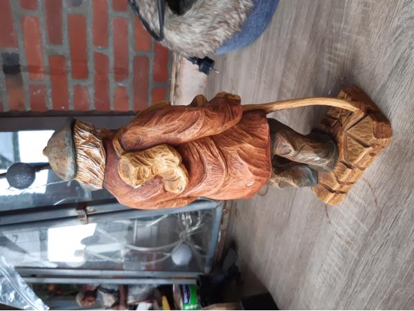 Statuur oude man met schoenen H