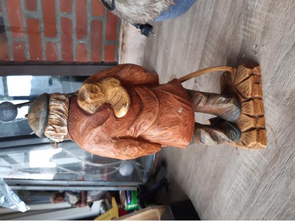 Statuur oude man met schoenen H