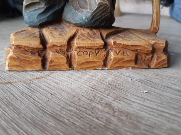 Statuur oude man met schoenen H