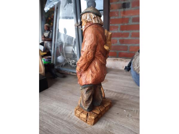 Statuur oude man met schoenen H