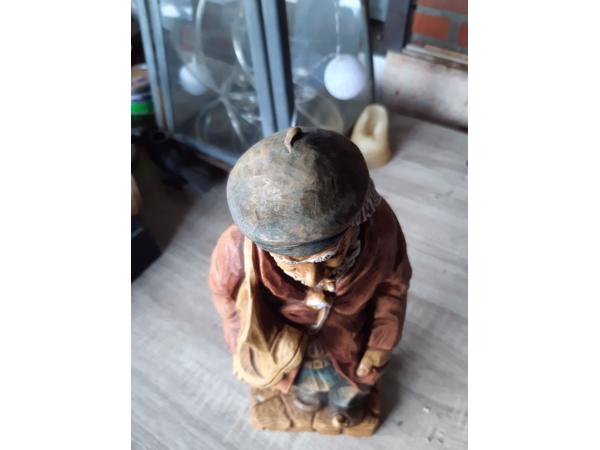 Statuur oude man met schoenen H