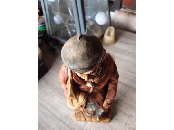 Statuur oude man met schoenen H