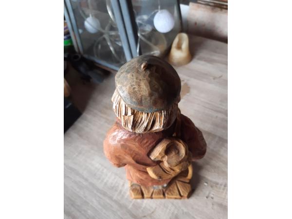 Statuur oude man met schoenen H