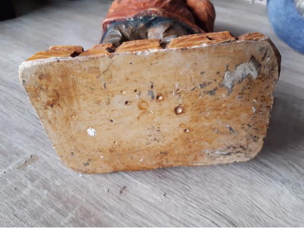 Statuur oude man met schoenen H