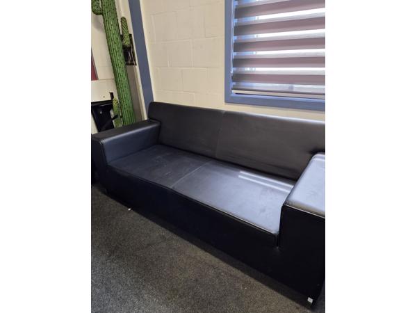 Mancave of voor in hobbyruimte zwart rechtmodel bank en 2 stoelen. Van skai, alleen stoffig bekleding in orde. Makkelijk schoon te maken.
